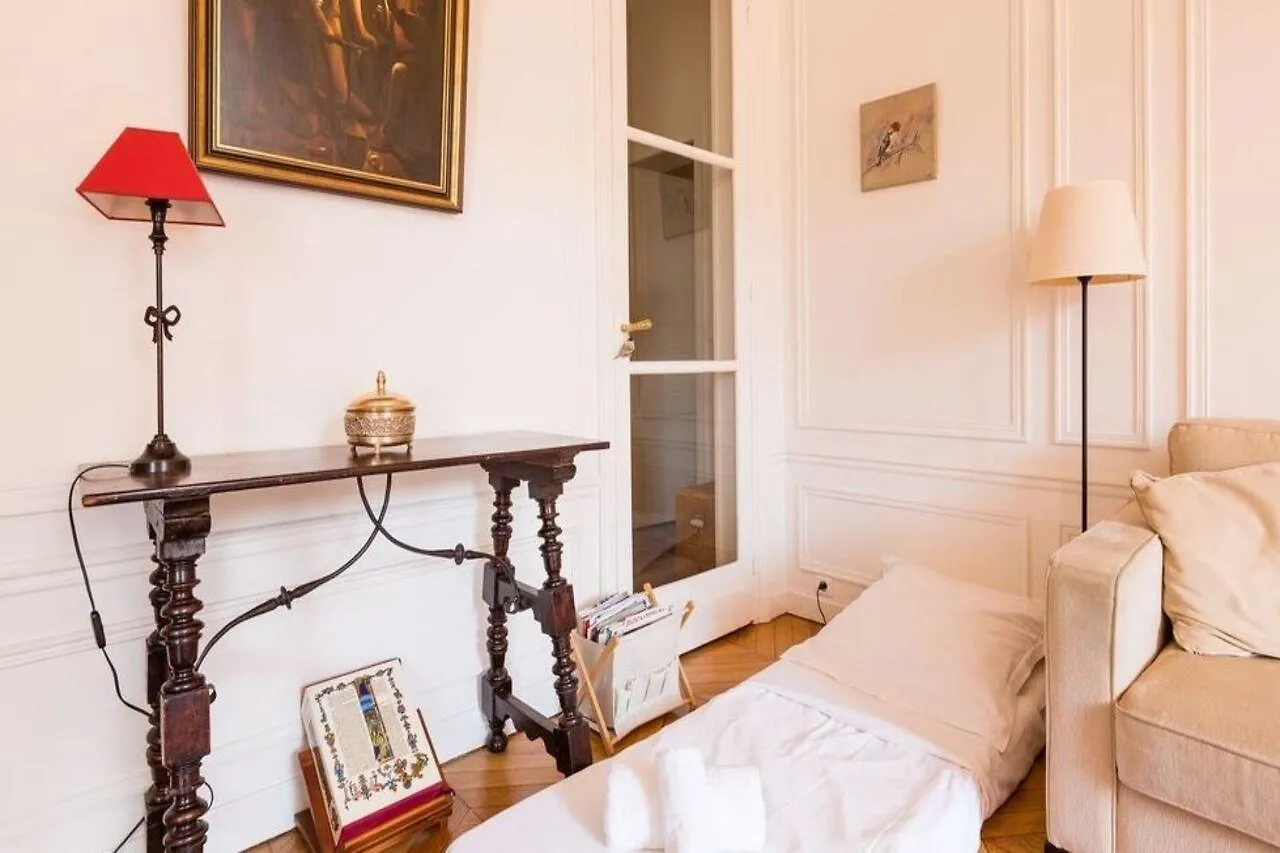 Avenue To The Eiffel Tower Apartment Paris France